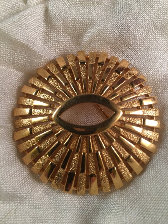 Vintage Gold sixties brooch Trifari - image 1