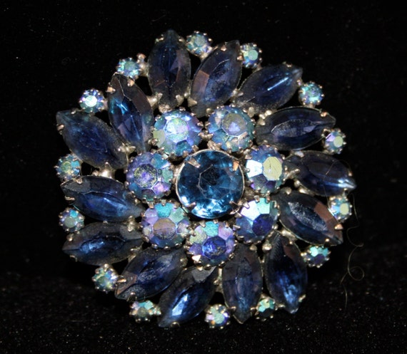 Vintage Brooch blue sapphire rhinestones - image 2