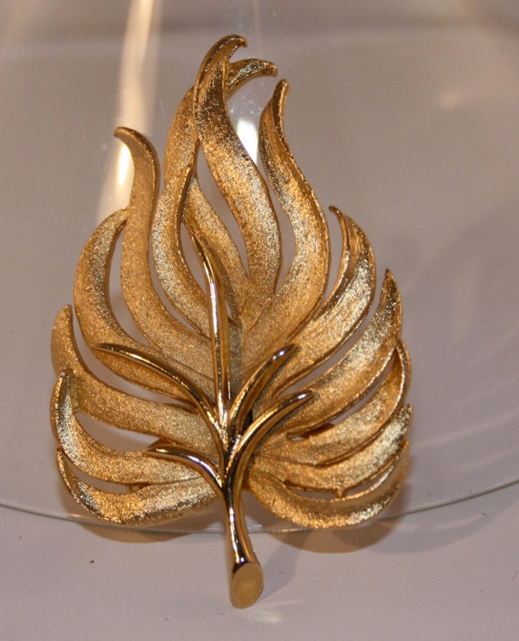 Gold leaf brooch - image 4