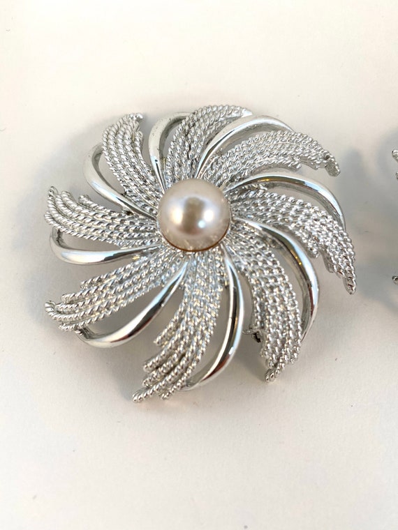 Pinwheel silver and pearl Sarah Coventry brooch #… - image 4