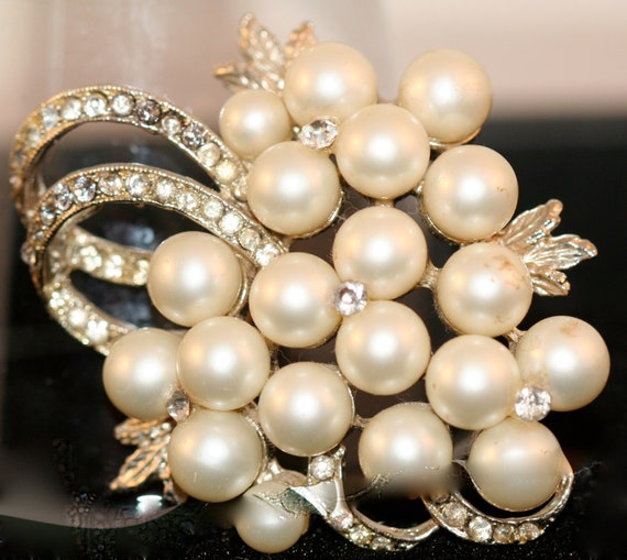 Vintage Brooch pearls and rhinestone - image 1