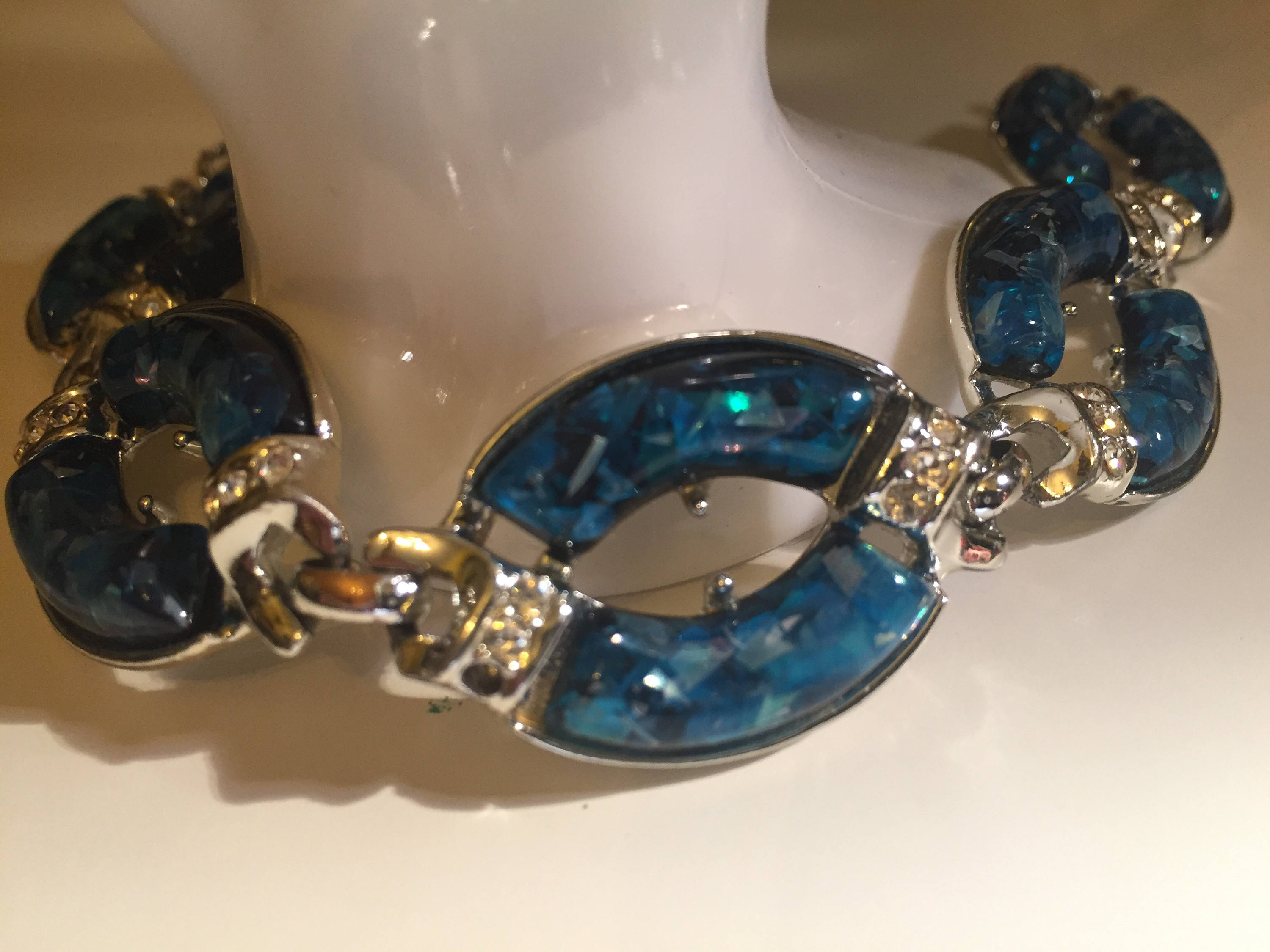 Vintage bracelet crushed blue stone signed Coro