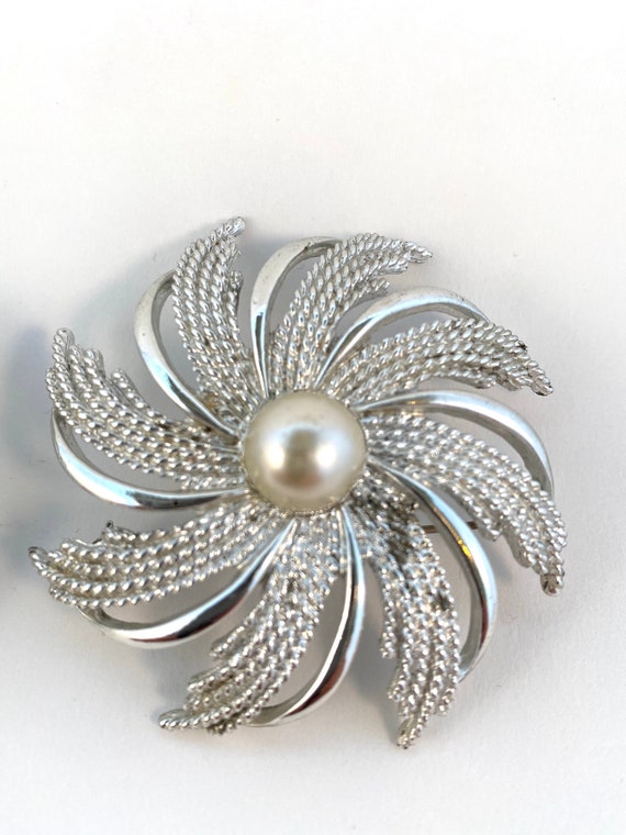 Pinwheel silver and pearl Sarah Coventry brooch #… - image 3