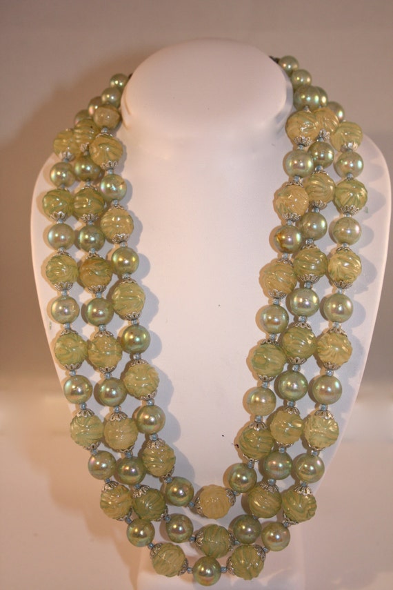 Vintage necklace - 3 strand beads