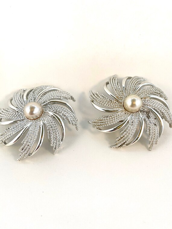 Pinwheel silver and pearl Sarah Coventry brooch #… - image 5