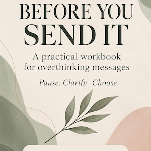 Può includere: Un quaderno di esercizi intitolato BEFORE YOU SEND IT: A practical workbook for overthinking messages. Presenta il testo Pause. Clarify. Choose. e SMALL TOOLS FOR BIG FEELINGS, con un'illustrazione di una foglia verde su sfondo crema con forme color salvia e rosa.