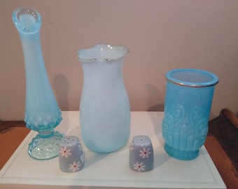 Beautiful Blue lot - 3 vases / containers and mini Daisy salt & pepper shakers