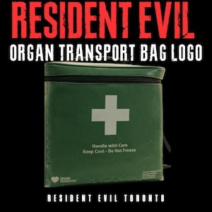 Peut inclure: Un sac de transport isotherme vert de forme carrée avec une grande croix blanche sur le devant. Le texte sur le sac indique Handle with Care, Keep Cool - Do Not Freeze et Organ Transport. Le texte en haut indique RESIDENT EVIL ORGAN TRANSPORT BAG LOGO.