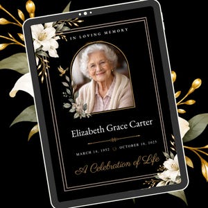 Può includere: Un modello digitale nero per programma funebre con il ritratto di una persona anziana in una cornice ad arco, illustrazioni di gigli bianchi e dettagli dorati. Il testo include IN LOVING MEMORY, Elizabeth Grace Carter, MARCH 14, 1952, OCTOBER 18, 2025 e A Celebration of Life.