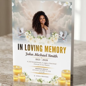 Könnte beinhalten: Ein gefaltetes Gedenkprogramm mit dem Porträt einer Person, weißen Blumen, zwei fliegenden Tauben und leuchtenden Kerzen. Der Text lautet IN LOVING MEMORY, John Michael Smith, 1952-2026, A Life Remembered, A Legacy Cherished, Forever in Our Hearts.