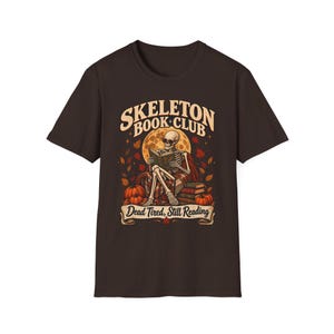 Skelett-Buchclub-T-Shirt | Herbstliche Kürbislektüre, todmüde, aber immer noch lesend