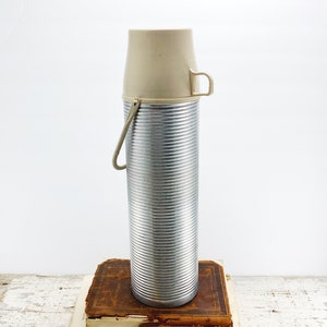Grand isotherme vintage argenté avec capuchon ivoire