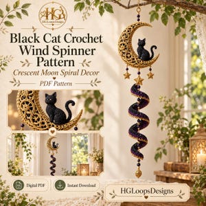 Peut inclure: Un modèle de crochet pour mobile décoratif représentant un chat noir assis sur un croissant de lune doré avec une queue en spirale violette et noire. Le design inclut des étoiles dorées et des perles sombres, présenté en format PDF.