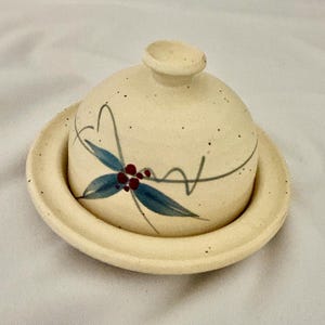 Dan Taylor Signed Butter Dish, Speckled Cream Stoneware, Hand-Painted Berry Botanical (1970s)