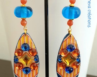 Boucles d'oreilles avec breloques bois et résine fond jaune perles en verre filé bleue apprêts dorés.