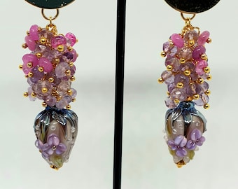 Magnifiques Boucles d'oreilles perles en verre filé avec fleurs en relief  ton parme rose et perles gemmes améthyste jade.