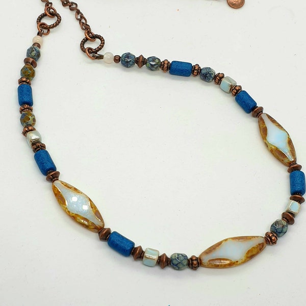Collier ras de cou perles tchèque céramique bleues apprêts cuivre.