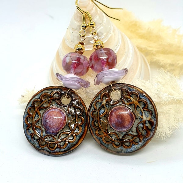 Magnifiques boucles d'oreilles avec breloques en céramique  et perles en verre filé tons rose.