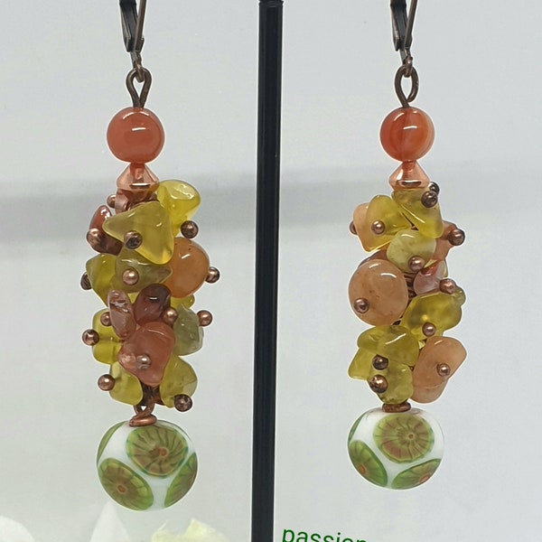 Boucles d'oreilles perles en verre filé/ perles chips aventurine orangée naturelle et jade Apprêts cuivre. Accroches dormeuses.