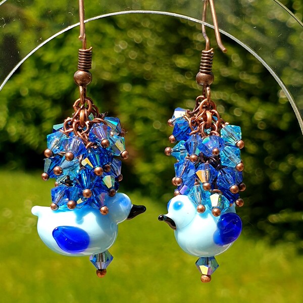 Boucles d'oreilles oiseaux bleus perles en verre filé et perles swarovski. Apprêts cuivre.