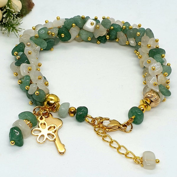 Bracelet très chic perles semi précieuses aventurine et pierre de lune chips montées sur tiges perles et apprêts dorés sans nickel.