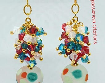 Pendientes de perlas blancas moteadas en vidrio hilado y perlas de cristal Swarovski con accesorios bañados en oro.