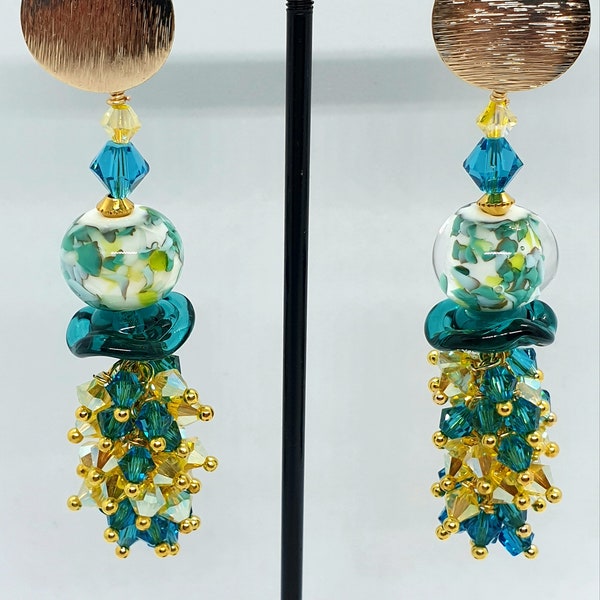 boucles d'oreilles ton bleu canard et jaune raffinées avec 2perles en verre filé à la flamme perles toupies swarovski.