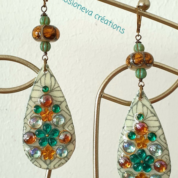 Boucles d'oreilles avec breloques bois et résine fond écru perles en verre filé  apprêts dorés.