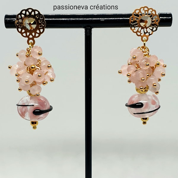 Boucles d'oreilles perles en verre filé ton rose fait mains  perles semi précieuses agate  / Attaches stoppeurs avec strass.