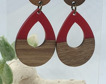 Boucles d'oreilles deux tons rouge  breloque en bois de noyer et résine époxy  apprêts bronze.