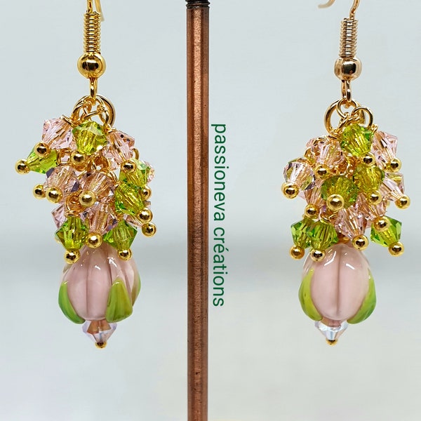 Jolies boucles d'oreilles  perles en verre rose filé de Murano perles swarovski rose  apprêts dorés.