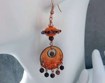 Boucles d'oreilles pendantes orange cuivre émaillé lampwork semi précieuses .