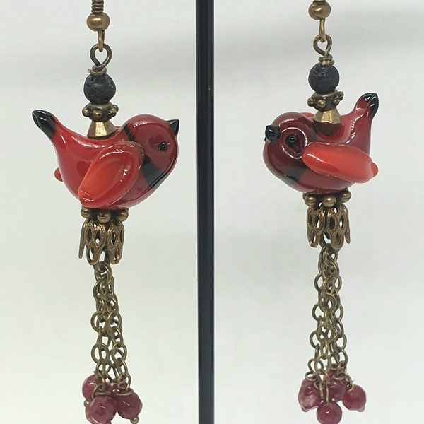 Boucles d'oreilles 'oiseau rouge' perles en verre filé à la flamme apprêts bronze.