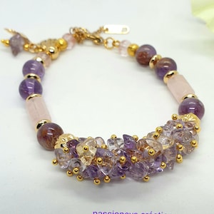 Peut inclure: Un bracelet en or avec des perles d'améthyste, de quartz rose et de quartz clair. Le bracelet a un fermoir en or et un petit charme en or.