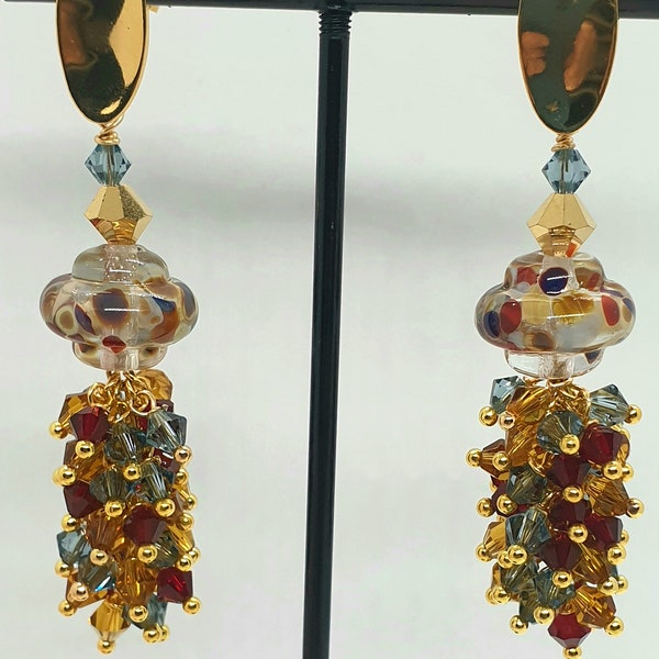 Boucles d'oreilles en verre filé perles creuses et perles toupies swarovski. Accroches 'poussoir' .