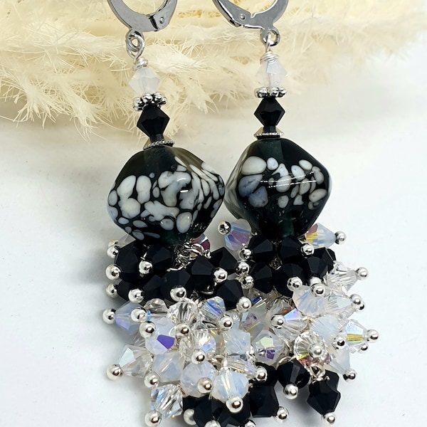 Jolies boucles d'oreilles perles en verre filé de Murano perles swarovski de 4mm noires et blanches.Apprets argentés.