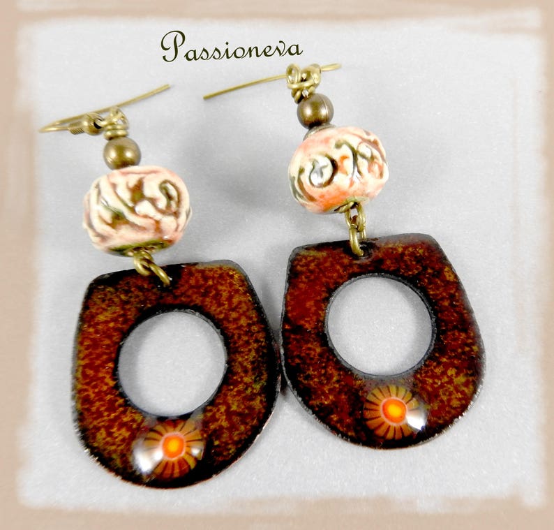 copper earrings enameled bronze apprets ceramic beads.