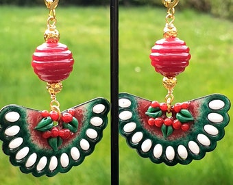 Boucles d'oreilles avec breloques émaillées artisanalement perles en verre filé rouge apprêts dorés.