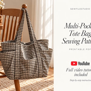 Peut inclure: Un sac fourre-tout à carreaux vichy noir et blanc avec plusieurs poches extérieures et deux anses. Le texte indique : SEWFILESTUDIO, Multi-Pocket Tote Bag Sewing Pattern, PRINTABLE PDF, YouTube, Full video tutorial included, Step-by-step instructions.