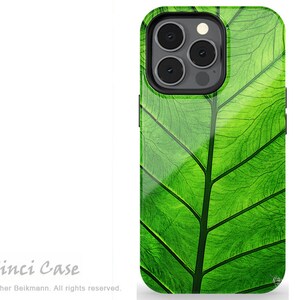 Op de afbeelding: Een groene telefoonhoes met een close-up afbeelding van een blad met zichtbare nerven. De hoes is ontworpen voor een iPhone 13 Pro Max.