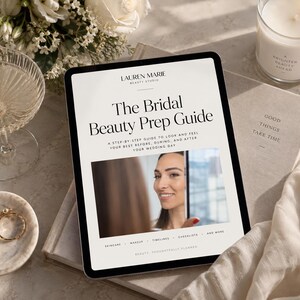 Puede incluir: Una tableta que muestra un documento digital titulado The Bridal Beauty Prep Guide de Lauren Marie Beauty Studio. La pantalla presenta una fotografía de una persona y secciones de texto para cuidado de la piel, maquillaje, cronogramas y listas.