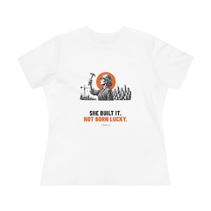 T-shirt femme « Elle l’a construit, elle n’est pas née chanceuse », cadeau pour entrepreneuse, t-shirt à message gravé sur lino, TINNKEO image 1
