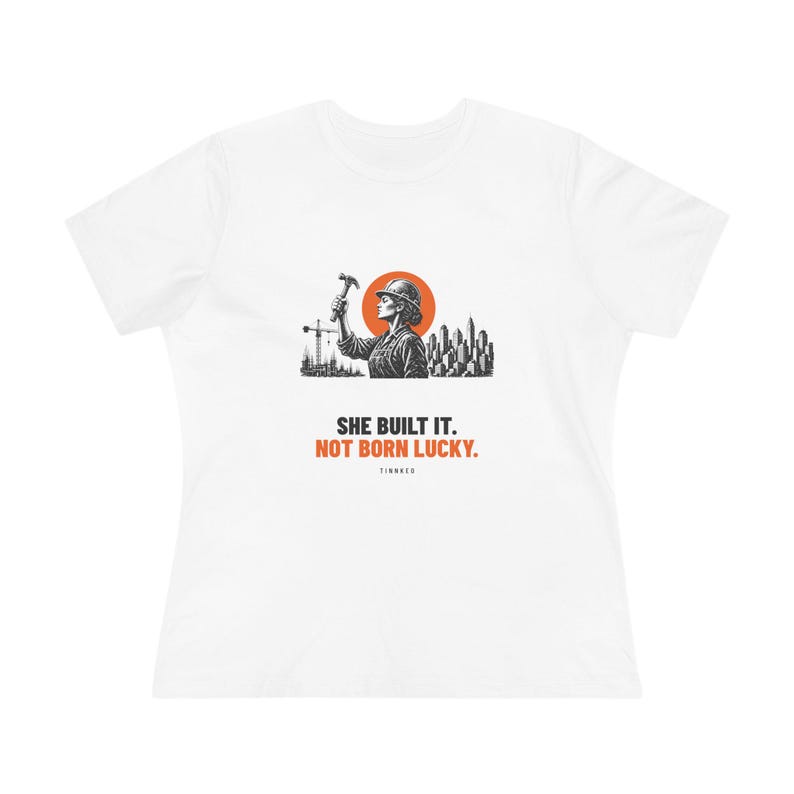T-shirt femme « Elle l’a construit, elle n’est pas née chanceuse », cadeau pour entrepreneuse, t-shirt à message gravé sur lino, TINNKEO image 1