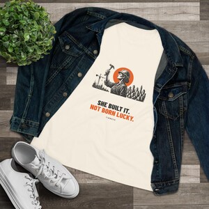 T-shirt femme « Elle l’a construit, elle n’est pas née chanceuse », cadeau pour entrepreneuse, t-shirt à message gravé sur lino, TINNKEO image 7