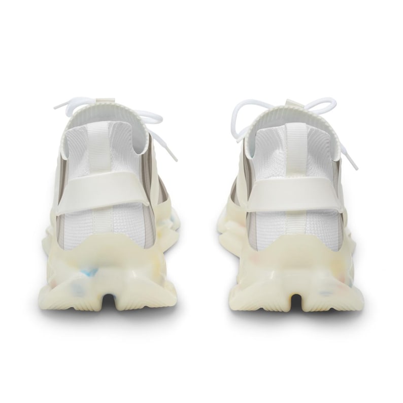 Puede incluir: Un par de zapatillas blancas con parte superior de punto, cordones blancos y una suela gruesa, transl&uacute;cida y de color blanco roto, con sutiles motas multicolores incrustadas en la zona del tal&oacute;n y el mediopi&eacute;.