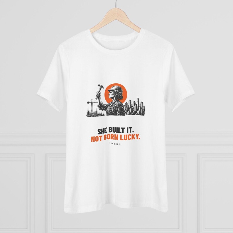 T-shirt femme « Elle l’a construit, elle n’est pas née chanceuse », cadeau pour entrepreneuse, t-shirt à message gravé sur lino, TINNKEO image 4