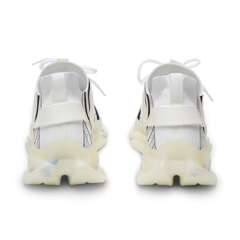 K&ouml;nnte beinhalten: Ein Paar wei&szlig;e Sportschuhe mit einem Strickobermaterial, schwarzen Linienmustern und d&uuml;nnen roten Akzenten. Die Schuhe haben wei&szlig;e Schn&uuml;rsenkel, eine strukturierte Fersenlasche und eine klobige, durchscheinende, cremewei&szlig;e Sohle.