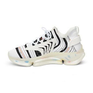 K&ouml;nnte beinhalten: Ein wei&szlig;er Sneaker mit einem schwarz-wei&szlig;en Linienmuster und d&uuml;nnen orangefarbenen Akzenten. Der Schuh hat wei&szlig;e Schn&uuml;rsenkel, eine strukturierte Seitenverst&auml;rkung und eine durchscheinende, klobige Sohle mit blauen und orangefarbenen Sprenkeln.