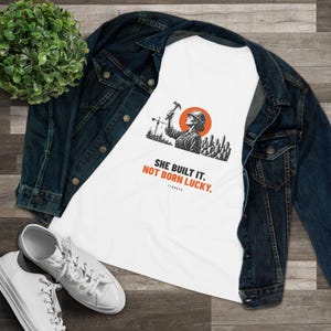 T-shirt femme « Elle l’a construit, elle n’est pas née chanceuse », cadeau pour entrepreneuse, t-shirt à message gravé sur lino, TINNKEO image 3