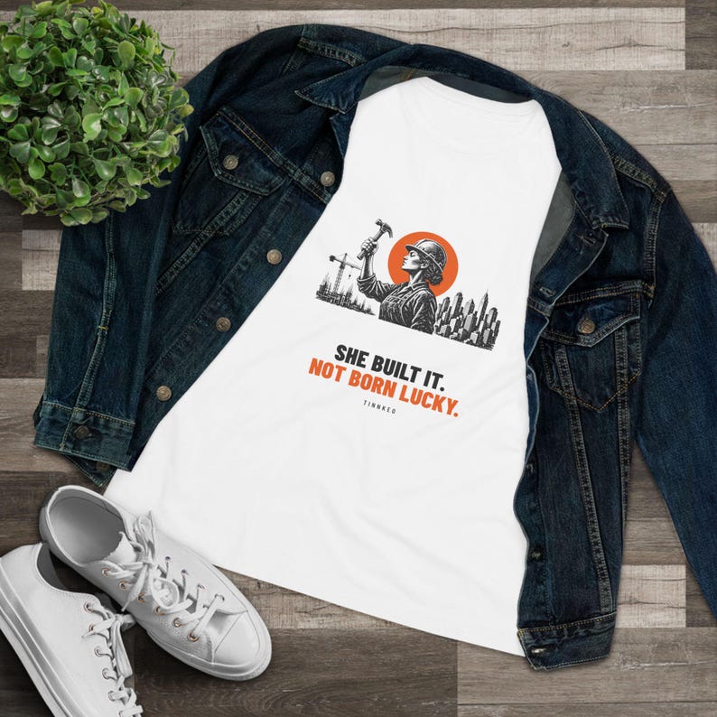 T-shirt femme « Elle l’a construit, elle n’est pas née chanceuse », cadeau pour entrepreneuse, t-shirt à message gravé sur lino, TINNKEO image 3